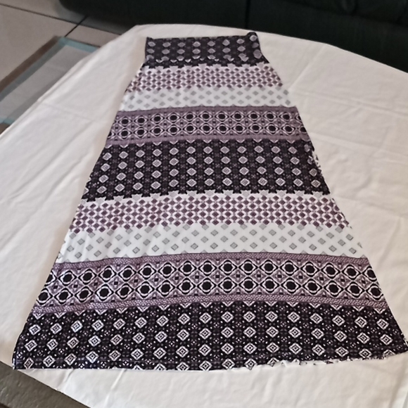 Charlotte Russe Dresses & Skirts - Charlotte Russe Long Skirt With Slit On Each Side.White/Burgundy & Black Pattern